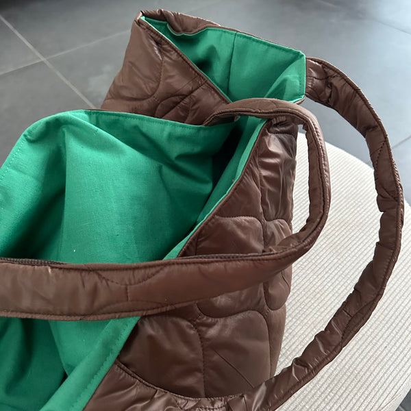 Shopper i mørkebrun quilt og grønt foer.
