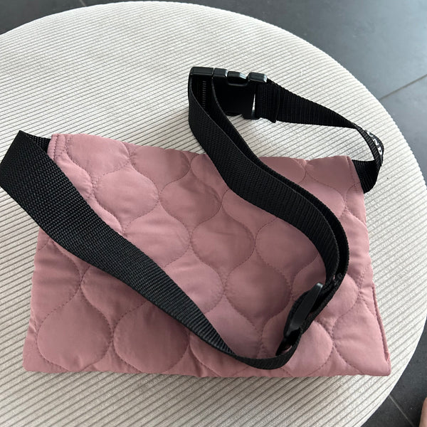 Bæltetaske/ crossbody i lys lyserød quilt.