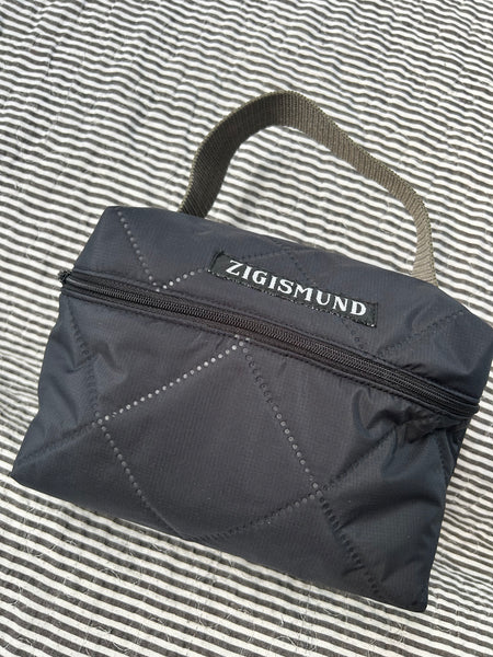 Toilet/makeuptaske i farven charcoal.