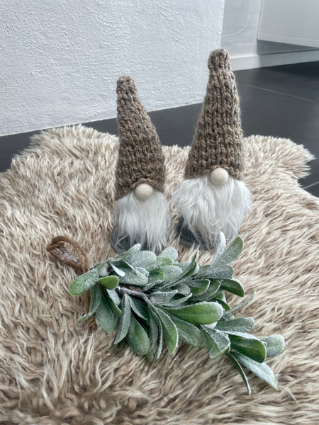 ❤️Håndlavede “Gnomer” med hjemmestrikkede huer i beige (2 stk).