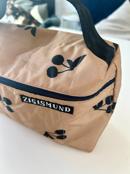 Rummelig toilettaske i beige med skønne kirsebær.