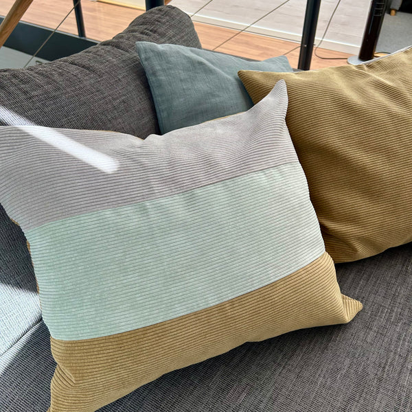 Pudebetræk i lys salvie, mørk kit og Dusty olive (aflang), og med Dusty olive på bagsiden.