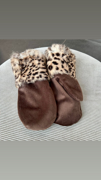 Luffer i brunt velour med kanin pels.