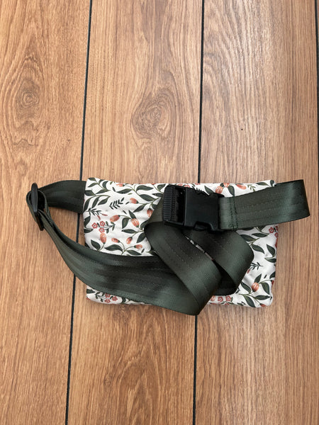 Crossbody/bæltetaske i blomstret stof.