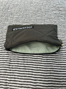 Keyhanger taske i armygrøn quilt.