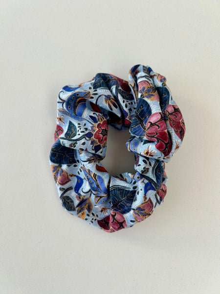 Blomstret scrunchie i flere farver.