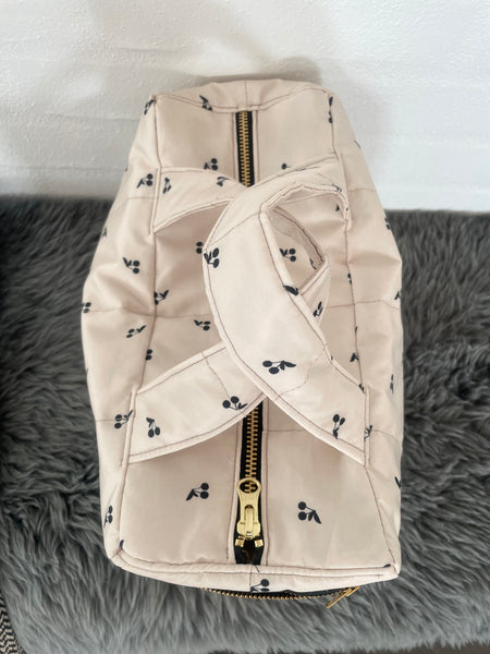 Makeup/toilettaske i smuk quilt med kirsebær