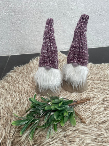 ❤️Håndlavede “Gnomer”i nyde velour og med lilla hjemmestrikket hue.