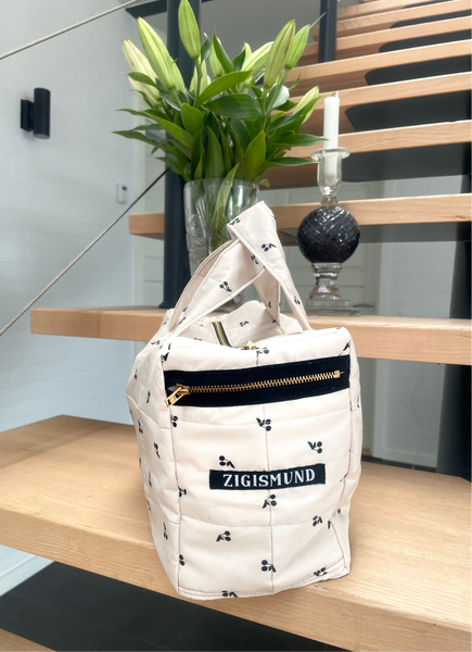 Makeup/toilettaske i smuk quilt med kirsebær