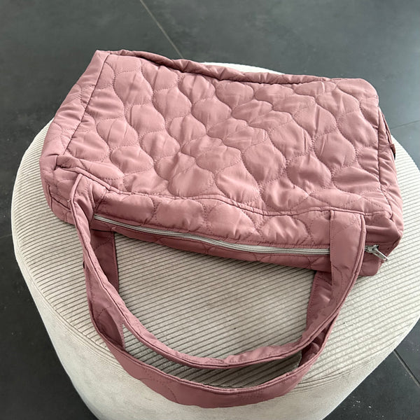 Skuldertaske i rosa quilt med hanke.