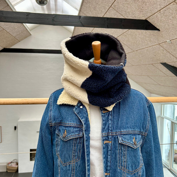 Halsedisse i sort, blå og råhvid teddybear med sort fleece