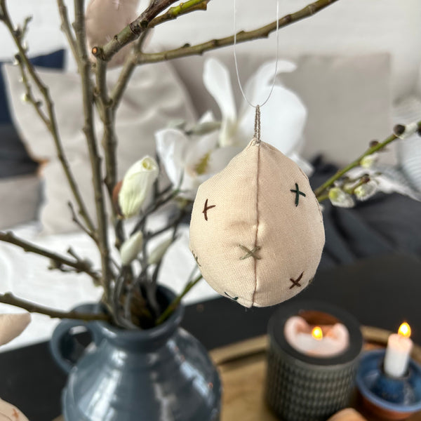 Æg med broderede detaljer.