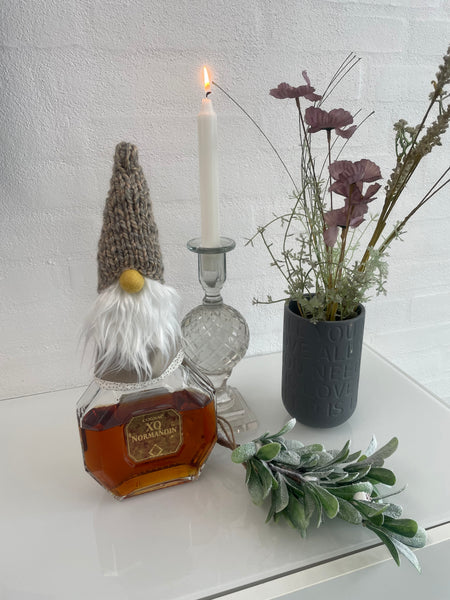 Håndlavet “Gnom” i beige velour og med beige hue.