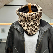 Indlæs billede til gallerivisning Halsedisse i Leo teddybear og sort fleece

