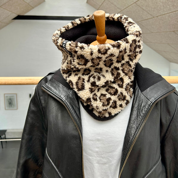 Halsedisse i Leo teddybear og sort fleece