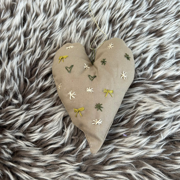Julehjerte i beige med skønt broderi.