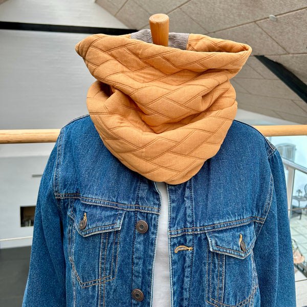 Unika halsedisse med cognac farvet stof og lammeskind.