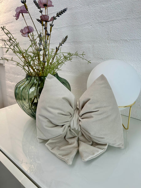 Lille sløjfe i råhvid velour.