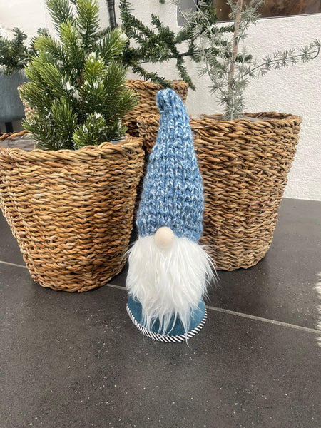 ❤️Håndlavet “Gnom” i blå velour og med hjemmestrikket hue.