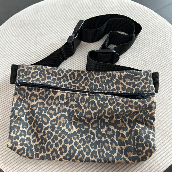 Bæltetaske/cross body taske i Leo.