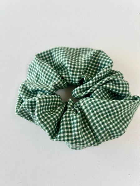 Stor scrunchie i ternet grøn og hvid.