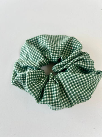 Stor scrunchie i ternet grøn og hvid.