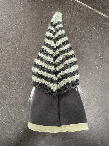 ❤️Håndlavet “Gnom” i gråt velour og med strikket hue.