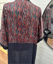 Indlæs billede til gallerivisning Kimono i digital printet stof og med mørkeblå viscose str.m/l
