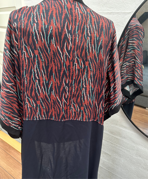 Kimono i digital printet stof og med mørkeblå viscose str.m/l