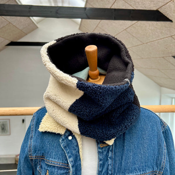 Halsedisse i blå, sort og råhvid teddybear med mint fleece.