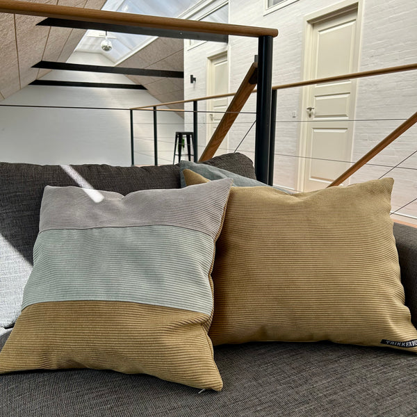 Pudebetræk i støvet oliven, mørk kit og lys salvie. Med Dusty olive som bagside.