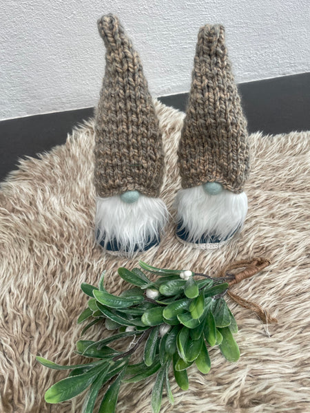 Håndlavet “Gnom” i blå velour og med hjemmestrikket hue.(1 stk.)