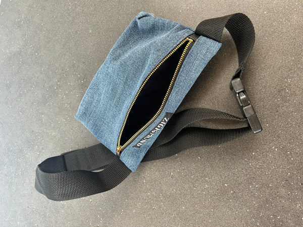Bæltetaske/crosdbody i denim.