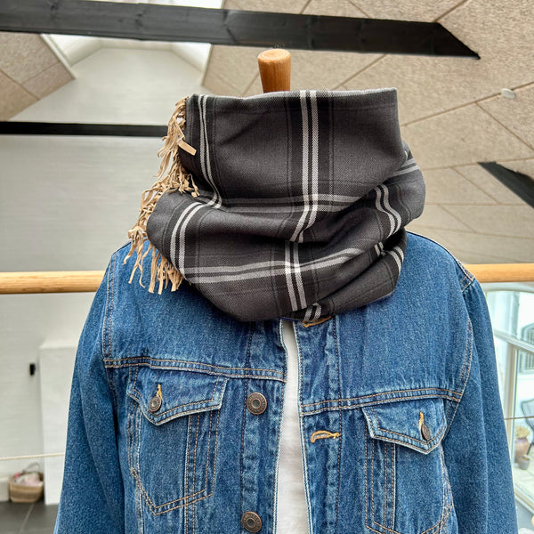 Unika halsedisse med tern og nude frynser.