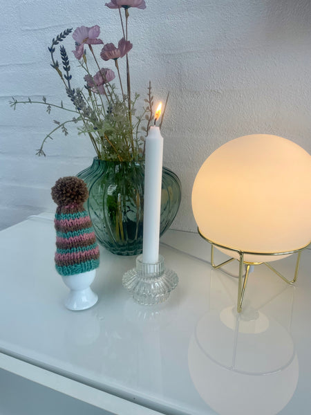 Æggevarmer aka Nissehue i lyserød, turkis og brun strik og med pom pom.