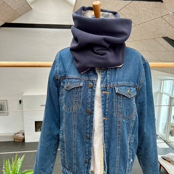 Halsedisse i tern og mørkeblåt fleece.