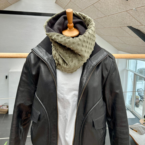 Halsedisse i minky army fleece og mørk army isoli