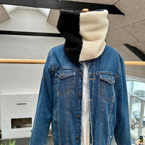 Halsedisse i sort, blå og råhvid teddybear med sort fleece