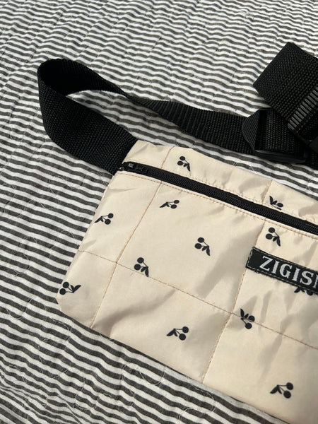 Bæltetaske/crossbody taske med skønne kirsebær.