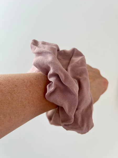 Stor scrunchie i blødt rosa stof.