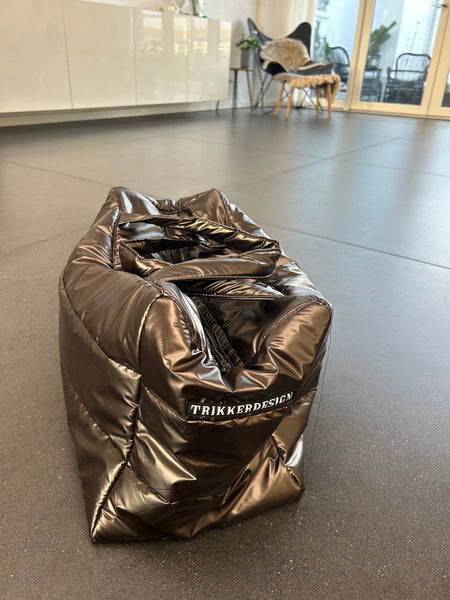 Shopper i brunt skinnende stof.