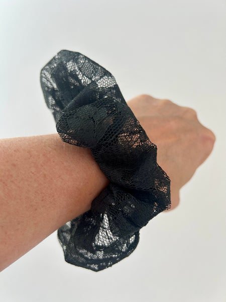 Sort tyl scrunchie med blomster.