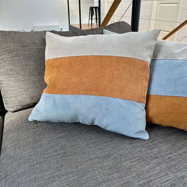 Pudebetræk i gyldenbrun, pastel blå og mørk kit. Pastel blå bagside.