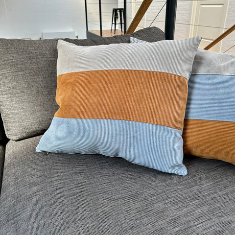 Pudebetræk i gyldenbrun, pastel blå og mørk kit. Pastel blå bagside.