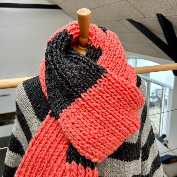 Håndstrikket jumbo halstørklæde i koral og antracitgråt garn