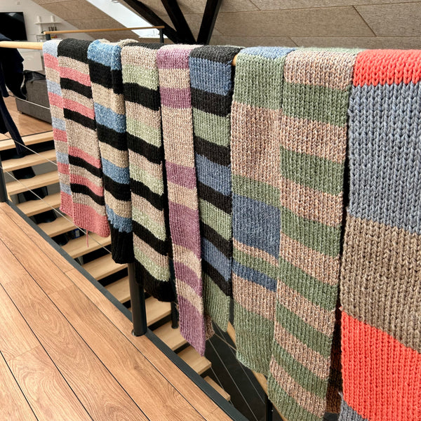 Håndstrikket jumbo tørklæde i grønlig og beige.