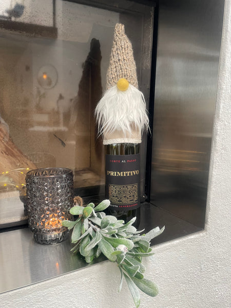 Håndlavet “Gnom” i beige velour og med beige hue.