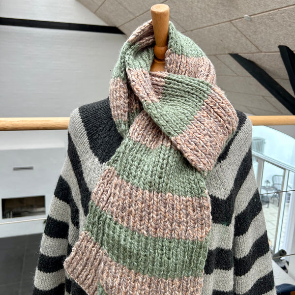 Håndstrikket jumbo tørklæde i grønlig og beige.