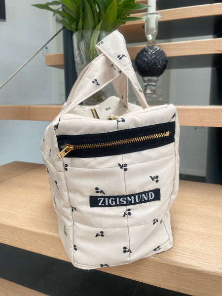 Makeup/toilettaske i smuk quilt med kirsebær