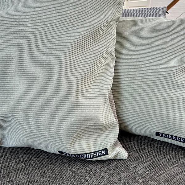 Stort pudebetræk i lys salvie og mørk kit. Lys salvie på bagsiden.